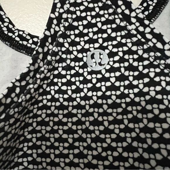 Lululemon Black & White Racerback‎ Tank Top | size 4 - Picture 4 of 4